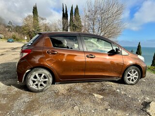 2011 Toyota Vitz III (XP130), коричневый, 790000 рублей, вид 3