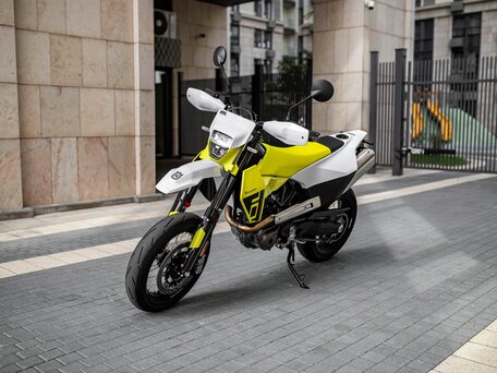 2026 Husqvarna 701 Supermoto, белый, 1750000 рублей, вид 2