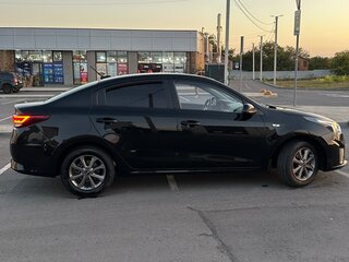 2021 Kia Rio IV Рестайлинг, чёрный, 1680000 рублей, вид 3