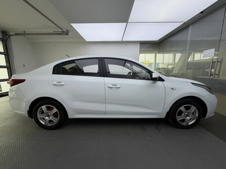 2018 Kia Rio IV, белый, 1109000 рублей, вид 4