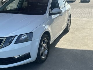 2018 Skoda Octavia III (A7) Рестайлинг, белый, 1500000 рублей, вид 1