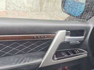 2017 Toyota Land Cruiser 200 Series Рестайлинг 2, чёрный, 6500000 рублей, вид 4