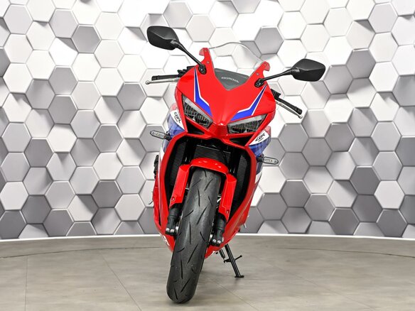2026 Honda CBR 650R, красный, 1377000 рублей - вид 4