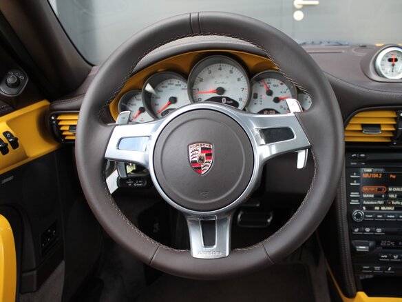 2009 Porsche 911 Turbo VI (997) Рестайлинг, жёлтый - вид 10