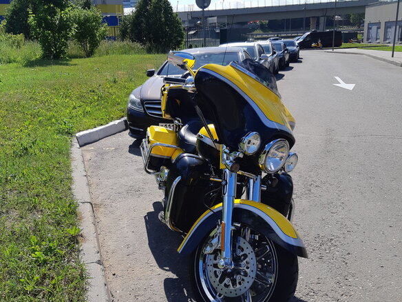 2011 Harley-Davidson CVO, жёлтый - вид 3