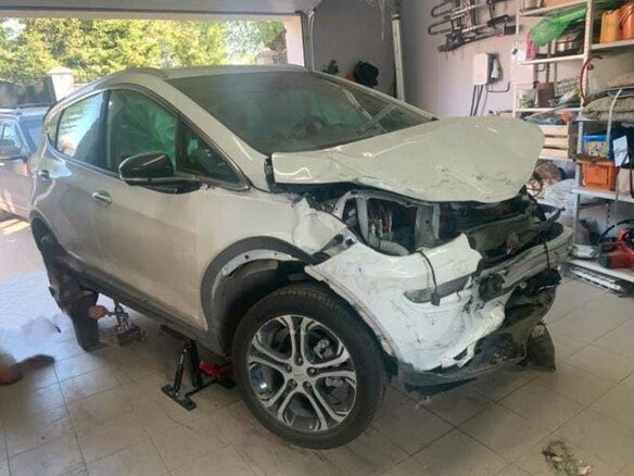2017 Chevrolet Bolt I, белый - вид 3