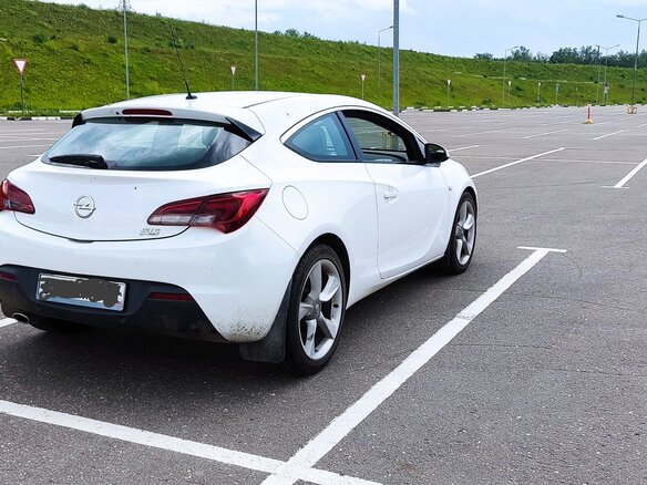 2014 Opel Astra GTC J Рестайлинг, белый, 1700000 рублей - вид 2