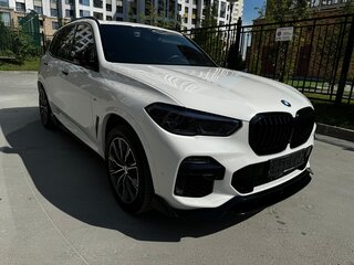 2021 BMW X5 45e IV (G05/G18), белый, 8620000 рублей, вид 2