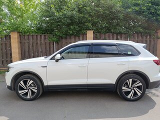 2021 Volkswagen Touareg III, белый, 7800000 рублей, вид 3