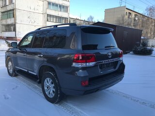 2015 Toyota Land Cruiser 200 Series Рестайлинг 2, серый, 6750000 рублей, вид 3