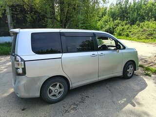 2009 Toyota Voxy II (R70), серебристый, 1150000 рублей, вид 4
