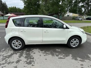 2012 Nissan Note I Рестайлинг, белый, 980000 рублей, вид 3