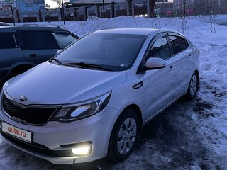 2016 Kia Rio III Рестайлинг, серебристый, 950000 рублей, вид 1