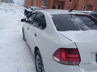 2017 Volkswagen Polo V Рестайлинг, белый, 750000 рублей, вид 3