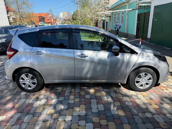 2018 Nissan Note e-Power II Рестайлинг, серебристый, 1250000 рублей - вид 3