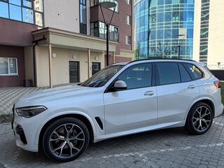 2021 BMW X5 35d IV (G05/G18), белый, 8150000 рублей, вид 3