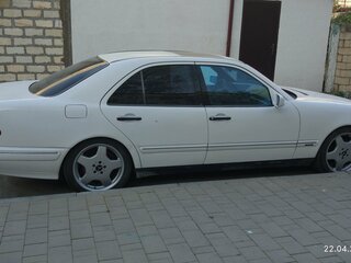 1995 Mercedes-Benz E-Класс 320 II (W210, S210), белый, 500000 рублей, вид 2