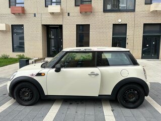 2011 Mini Hatch One II (R56) Рестайлинг, белый, 1100000 рублей, вид 4