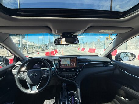 2023 Toyota Camry VIII (XV70) Рестайлинг, белый, 3150000 рублей, вид 4