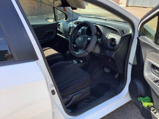 2017 Toyota Vitz III (XP130) Рестайлинг 2, белый, 860000 рублей, вид 5