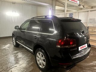 2008 Volkswagen Touareg I Рестайлинг, чёрный, 900000 рублей, вид 4