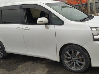 2010 Toyota Voxy II (R70) Рестайлинг, белый, 1568000 рублей, вид 5