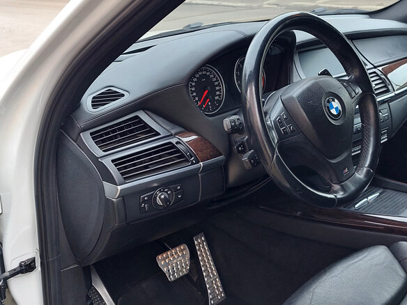 2012 BMW X5 50i II (E70) Рестайлинг, белый, 1850000 рублей - вид 6