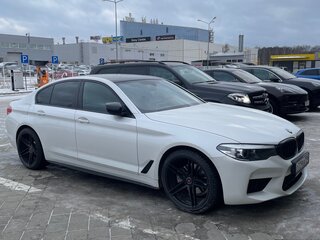 2018 BMW 5 серии 520d xDrive VII (G30/G31/G38), белый, 4000000 рублей, вид 3