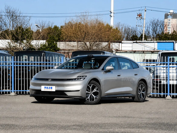 2026 Changan Qiyuan A06 28.39 kWh, серебристый, 2256000 рублей