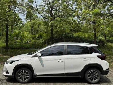 2021 Toyota Yaris L X XP150 Рестайлинг, белый, 1350000 рублей, вид 4