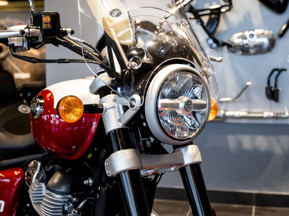 2026 Royal Enfield Super Meteor, пурпурный, 792000 рублей - вид 13