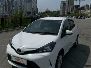 2016 Toyota Vitz III (XP130) Рестайлинг, белый, 1100000 рублей, вид 1