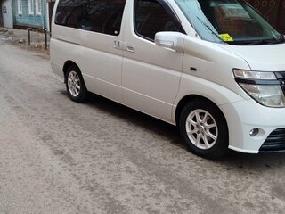 2003 Nissan Elgrand II (E51), белый, 1050000 рублей, вид 2