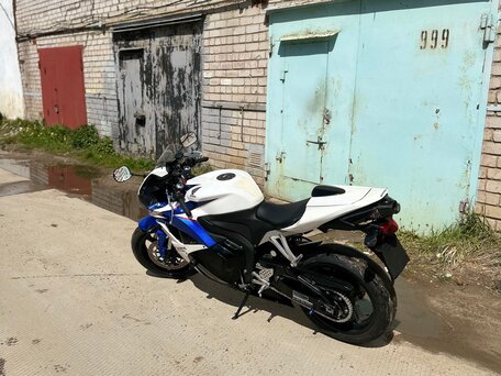 2010 Honda CBR 600RR, белый, 800000 рублей, вид 1