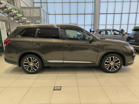 2017 Mitsubishi Outlander III Рестайлинг 2, коричневый, 2250000 рублей - вид 3