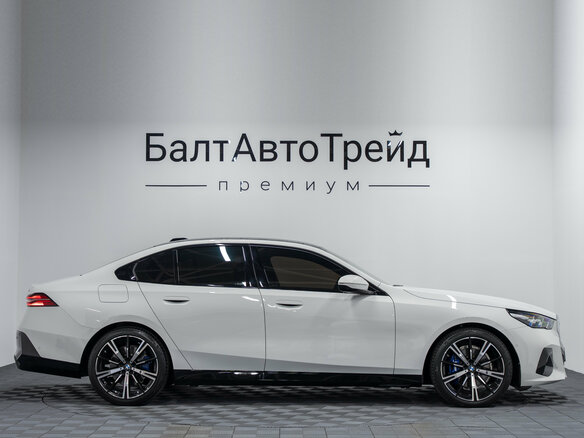2025 BMW 5 серии 530i xDrive VIII (G60/G61/G68), белый, 9150000 рублей - вид 5
