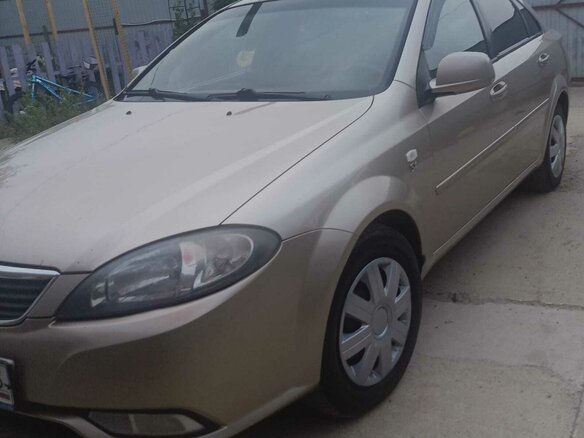 2014 Daewoo Gentra II, бежевый, 500000 рублей