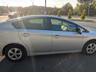 2013 Toyota Prius III Рестайлинг (XW30), серый, 1200000 рублей, вид 3