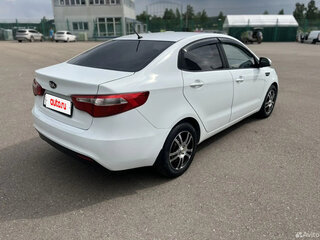 2013 Kia Rio 4-speed III, белый, 870000 рублей, вид 4