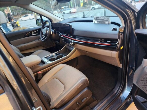 2025 Kia Carnival IV Рестайлинг, чёрный, 6792384 рублей - вид 3