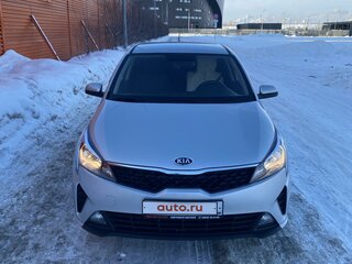 2020 Kia Rio IV Рестайлинг, серебристый, 1600000 рублей, вид 2