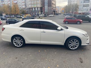 2015 Toyota Camry VII (XV50) Рестайлинг, белый, 3100000 рублей, вид 3