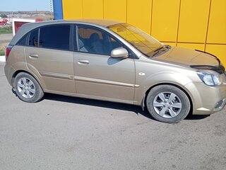 2010 Kia Rio II Рестайлинг, бежевый, 650000 рублей, вид 2