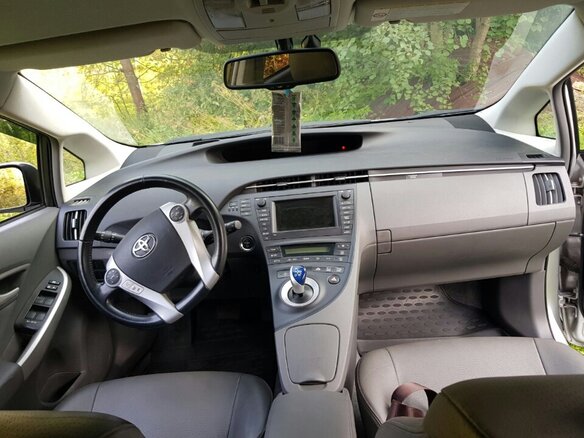 2010 Toyota Prius III (XW30), серебристый - вид 11