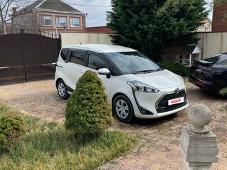 2019 Toyota Sienta II Рестайлинг, белый, 1800000 рублей, вид 3