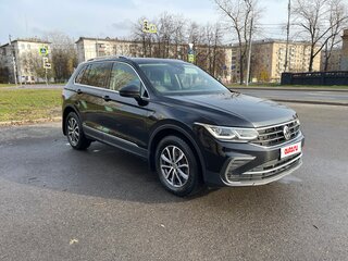 2021 Volkswagen Tiguan II Рестайлинг, чёрный, 4130000 рублей, вид 1