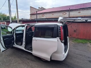 2017 Toyota Noah III (R80), белый, 2050000 рублей, вид 2