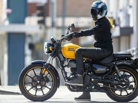 2025 Royal Enfield Meteor, пурпурный, 500000 рублей, вид 5