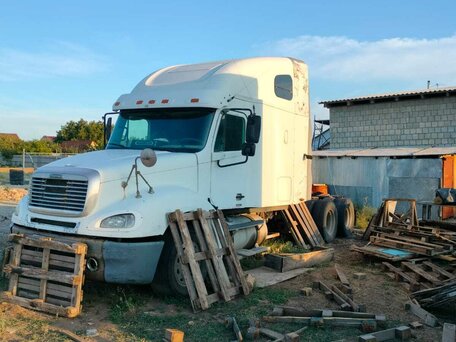 2003 Freightliner FLC, белый, 1100000 рублей, вид 3
