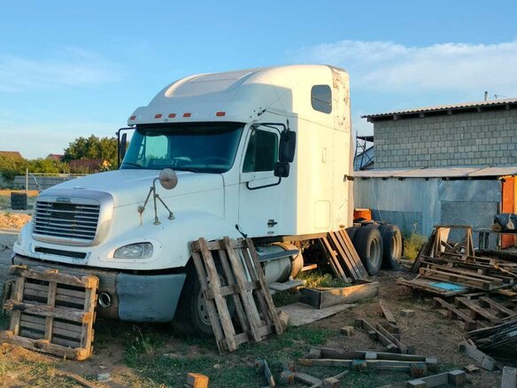 2003 Freightliner FLC, белый, 1100000 рублей - вид 2
